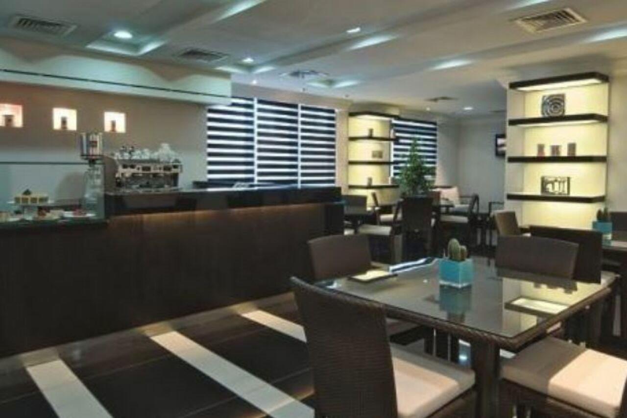 Retaj Residence Al Corniche Доха Екстериор снимка